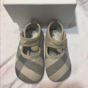 Burberry kid shoes